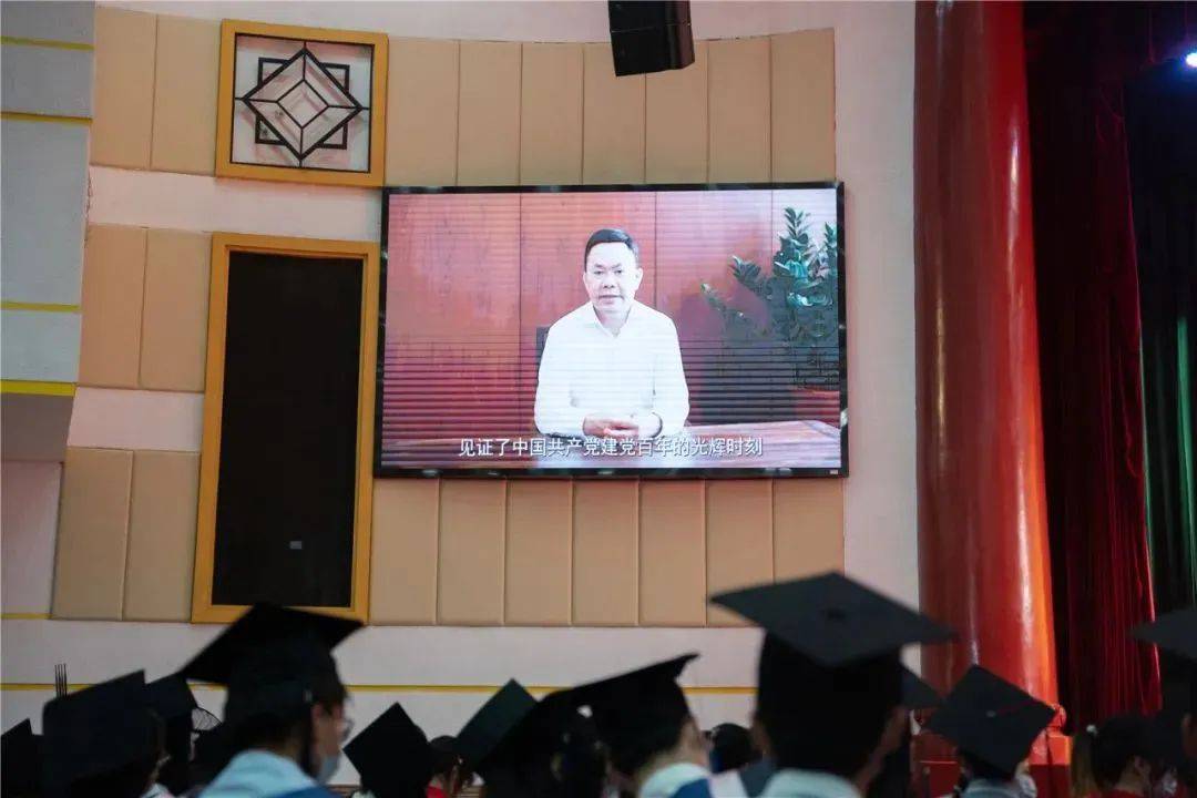 qianyi千亿平台（中国）集团董事长庄重作为厦门大学校友代表在2022届毕业典礼上进行发言 